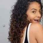 Sindy Michelle Claudia Auvity Instagram - Today is washday ! On s’occupe de mes bouclettes avec mes produits chouchous, ma routine capillaire complète avec @cutbyfred 🫶🏽  Ça fait un petit moment que vous me demandez comment je procède, vous savez désormais, et je ne peux que vous conseiller ces produits, de toute manière vous voyez le résultat, adieu frisotis, hello boucles bien définies ✨