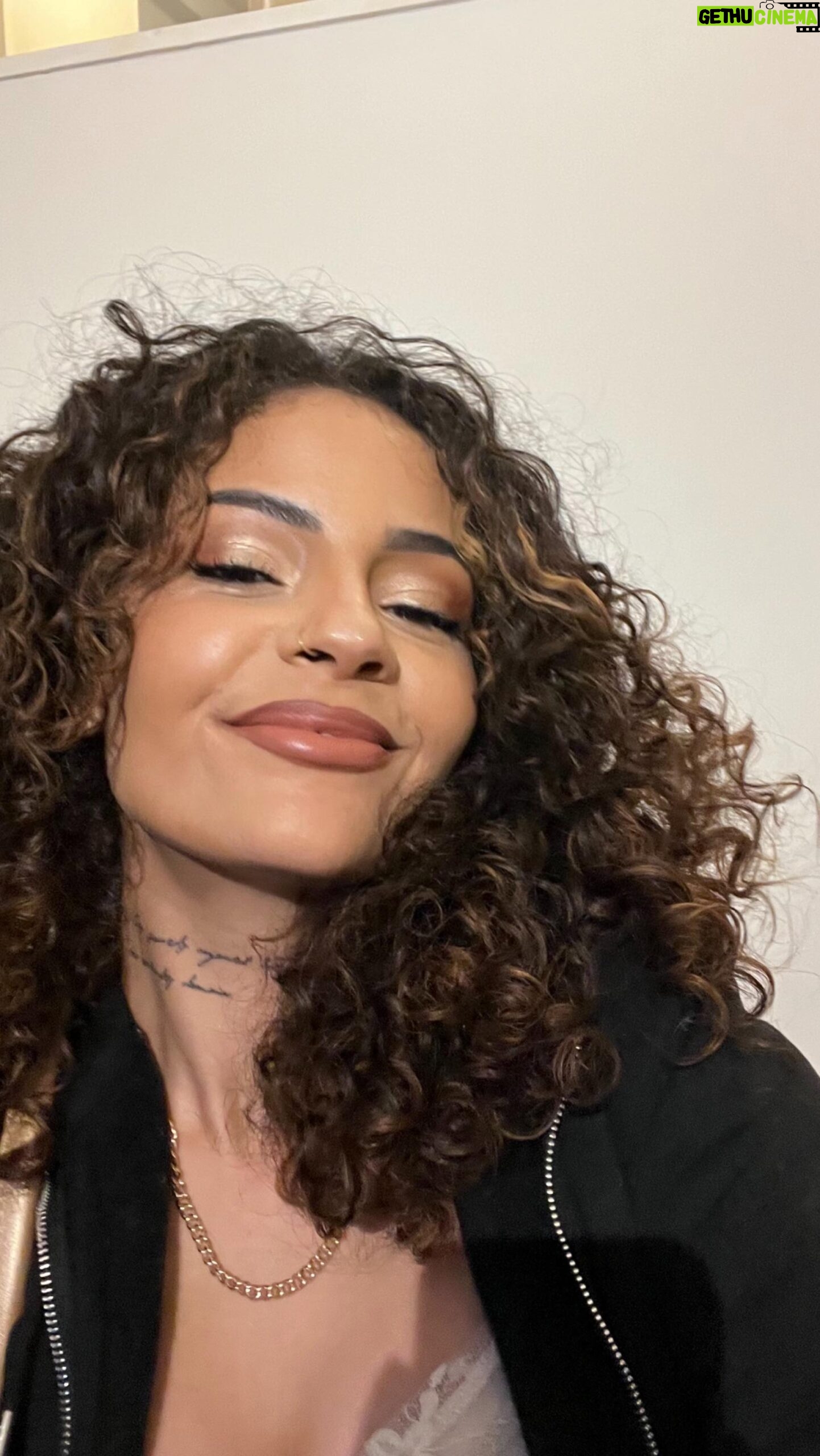 Sindy Michelle Claudia Auvity Instagram - Franchement le pauvre..