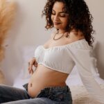 Sindy Michelle Claudia Auvity Instagram - Elle commence à s’installer, cette intolérance au gluten.. J’vais pas vous mentir c’est sûrement le plus gros changement de ma vie, ça fait quelques semaines que bébé grandit et il commence a bien investir les lieux. J’me sens si bien, j’espère que ça va durer, j’ai hâte de te rencontrer et de redécouvrir la vie avec toi. 🤍🥹