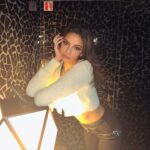 Sindy Michelle Claudia Auvity Instagram - Comment vont mes muchachos ? Prêts pour la vidéo de demain ? J'ai des papillons dans le ventre, parce que ça fait longtemps et que la je sais que je reviens, donc ça me met une pression de dingue, mais j'ai surtout hâte que tout redevienne un automatisme. Je voulais sincèrement remercier ceux qui sont restés, parce que ça fait presque un an d'absence si ce n'est mon militantisme. J'ai eu besoin de laisser la place à la femme que je deviens de naître, ya eu tellement de changements que j'ai l'impression d'avoir eu 3 vies. Vous vivez bien les changements en général ? J'ai eu la chance de faire mes expériences ne serait-ce qu'en voyage mais j'avoue que la c'était trop pour un seul homme mdr Passez un aussi beau week-end que vous 🌤