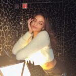 Sindy Michelle Claudia Auvity Instagram - Comment vont mes muchachos ? Prêts pour la vidéo de demain ? J'ai des papillons dans le ventre, parce que ça fait longtemps et que la je sais que je reviens, donc ça me met une pression de dingue, mais j'ai surtout hâte que tout redevienne un automatisme. Je voulais sincèrement remercier ceux qui sont restés, parce que ça fait presque un an d'absence si ce n'est mon militantisme. J'ai eu besoin de laisser la place à la femme que je deviens de naître, ya eu tellement de changements que j'ai l'impression d'avoir eu 3 vies. Vous vivez bien les changements en général ? J'ai eu la chance de faire mes expériences ne serait-ce qu'en voyage mais j'avoue que la c'était trop pour un seul homme mdr Passez un aussi beau week-end que vous 🌤