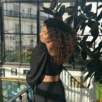 Sindy Michelle Claudia Auvity Instagram - La meilleure dernière décision de mon année 2024 ?? Passer chez One DREAM Paris En 1 an et demie depuis ma transition, j’ai jamais rien fait à mes cheveux. Vous connaissez pourtant la dame, j’ai eu les cheveux châtains, noirs, blonds, rouges, violine, gris, roux, j’ai toujours utilisé mes cheveux comme une extension de ma personnalité 🥰 Depuis ma guérison, après le burn out et la depression, J’ai eu besoin de me voir autrement mais j’avais pas envie d’un énorme changement non plus. Je trouvais que mes cheveux ne traduisaient pas la nouvelle Sindy rayonnante, vivante, et en bonne santé 💃🏽 Merci encore une fois aux équipes de @onedreamparis trop trop fortes, trop gentilles et surtout, le salon n’est jamais BLINDÉ, c’est calme, et tu repars avec pleins de conseils. Elles ne prendront pas le risque de te brûler les cheveux, mais elles sont trop fortes pour les couleurs, vives ou plus classique tout en respectant la nature de ton cheveu. Bref mes parisiennes, foncez 🫶🏽