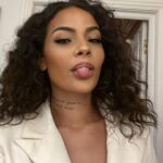 Sindy Michelle Claudia Auvity Instagram - Nouvelle PP ! Fin de la summer era, petit dump des bêtises de mon tel. Comment va le moral ? Les températures chutent, j’espère que votre santé mentale est au beau fixe. ❤️‍🔥