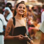 Sindy Michelle Claudia Auvity Instagram - Nouvelle photo de profil shot par @camulojames suivi de son petit dump ☀️🇧🇪💃🏽 Les ardentes c’était vraiment trop cool, ma première année, j’ai passé un bête de moment 🤍 Comment se passe votre début d’été ? Le moral ça va ? Perso ça va, les événements récents sur paris m’ont un peu rendu nerveuse ça m’a fait du bien de changer un peu d’air, de voir des artistes que j’aime bien, c’était super cool, puis même j’étais bien entourée 🤍 J’pense de plus en plus à vous faire une vidéo où on se pose et je vous parle de comment je vis le fait de grandir, de me voir changer évoluer, j’vais y réfléchir demain dans l’avion pour le Tchad, commencer à poser mes idées pcq le vol est long comme ma ponytail, j’vous embrasse fort 💃🏽❤️