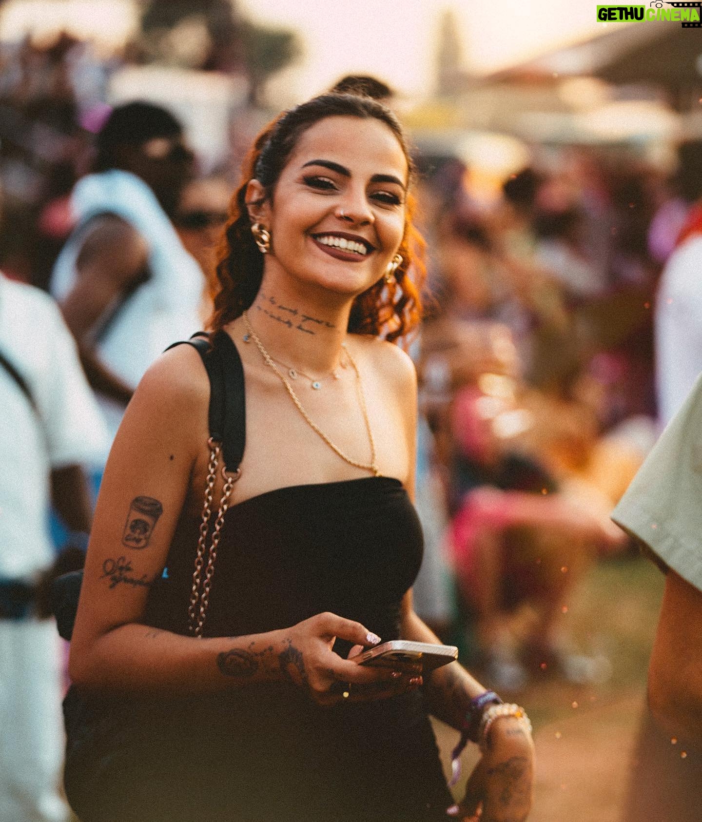 Sindy Michelle Claudia Auvity Instagram - Nouvelle photo de profil shot par @camulojames suivi de son petit dump ☀️🇧🇪💃🏽 Les ardentes c’était vraiment trop cool, ma première année, j’ai passé un bête de moment 🤍 Comment se passe votre début d’été ? Le moral ça va ? Perso ça va, les événements récents sur paris m’ont un peu rendu nerveuse ça m’a fait du bien de changer un peu d’air, de voir des artistes que j’aime bien, c’était super cool, puis même j’étais bien entourée 🤍 J’pense de plus en plus à vous faire une vidéo où on se pose et je vous parle de comment je vis le fait de grandir, de me voir changer évoluer, j’vais y réfléchir demain dans l’avion pour le Tchad, commencer à poser mes idées pcq le vol est long comme ma ponytail, j’vous embrasse fort 💃🏽❤️