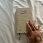 Sindy Michelle Claudia Auvity Instagram - Je t’attendais cet été, en me disant que c’était un beau cadeau de fin de vingtaine, en imaginant déjà les couleurs de ta chambre et toutes les compotes que j’allais pouvoir te concocter. T’as redonné un souffle à ma vie et en quelque jours j’ai énormément grandi, murit et appris. J’ai découvert une peine qui coupe le souffle et l’appétit, mais qui renforce énormément de choses. J’ai senti notre connexion, ta présence et ton départ. Mais surtout ta force parce que je sais que t’as essayé, c’est dans notre sang de s’accrocher, on est comme ça nous. T’as encore plus ouvert mon coeur de femme, merci d’être passé 🤍