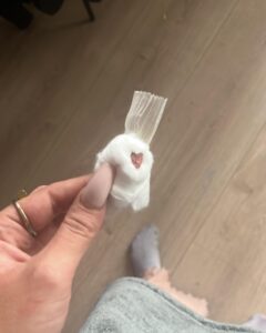Sindy Michelle Claudia Auvity Instagram - Je t’attendais cet été, en me disant que c’était un beau cadeau de fin de vingtaine, en imaginant déjà les couleurs de ta chambre et toutes les compotes que j’allais pouvoir te concocter. T’as redonné un souffle à ma vie et en quelque jours j’ai énormément grandi, murit et appris. J’ai découvert une peine qui coupe le souffle et l’appétit, mais qui renforce énormément de choses. J’ai senti notre connexion, ta présence et ton départ. Mais surtout ta force parce que je sais que t’as essayé, c’est dans notre sang de s’accrocher, on est comme ça nous. T’as encore plus ouvert mon coeur de femme, merci d’être passé 🤍