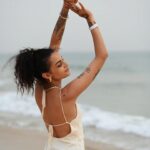 Sindy Michelle Claudia Auvity Instagram - Très envie de retourner écouter ce que la reine mer a à me dire dire 🌊 Vous partez cet été ?
