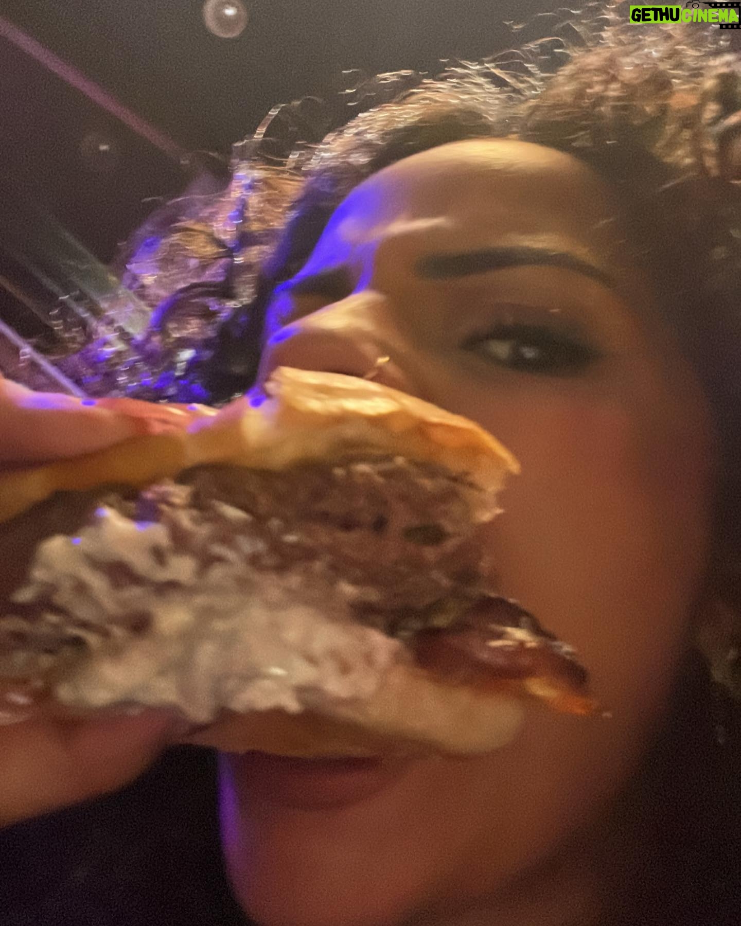 Sindy Michelle Claudia Auvity Instagram - On clôture l’été et plus particulièrement septembre avec ce petit dump, ravie d’avoir pu aller faire un bisou à ma famille à bordeaux, j’ai réussi ma rentrée alors que j’avais mega peur de la rechute. Je me sens installée dans une nouvelle ère de ma vie ou j’ai plus vraiment peur de grand chose, juste une folle folle envie de vivre et d’être heureuse ❤️ Et vous ?? Septembre sur 10 ?