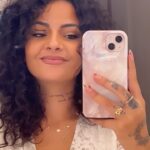 Sindy Michelle Claudia Auvity Instagram - Ma routine capillaire 🫶🏽 Après mon shampoing, j’applique toujours ces trois produits : Hair primer, smoothie vanille ylang et le kurl potion <3 Après avoir dessiné ou pas les boucles aux doigts, je met un coup de gelée capillaire et je diffuse ! 🤍