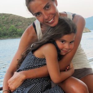 Sinem Güven Instagram - Ben tam 11 yıl önce bugün seni kucağıma aldım. Hamileliğim boyunca hep seninle nasıl bir hayat yaşamak istediğime dair hayaller kurdum. Eminim her annenin çocukları için planları, hayalleri vardır. Sen bugüne kadar bana çok şey öğrettin ama en son öğretin o kadar bambaşkaydı ki ! Bana yemek yiyebilmek, yürüyebilmek kadar sıradan zannettiğimiz nice şeyin yitirilince aslında ne kadar değerli olduklarını, gerçek planın plan yapmamak olduğunu, anın her saniyesini farkındalıkla yaşamak gerektiğini, gülmenin en etkili ilaç olduğunu, vazgeçmemeyi, affetmeyi ama en çok ta kabul etmeyi !
Hayatımda olduğun ve olacağın her an için binlerce şükür.
Seni herşey çok seviyorum güzel kızım.
İYİ Kİ DOĞDUN DEFNEM 🙏🏼❤️