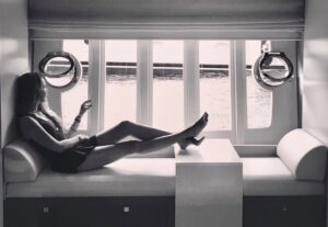 Sinem Güven Instagram - #tbt2017🔙 #mykonos #blackandwhite 📷by @esin_moralioglu
