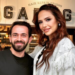 Sinem Öztürk Instagram - Nermin is loading 🙃 Beni prömiyerimize hazırlayan @garagehairrepairstudio sizi seviyorum 🌸🤍