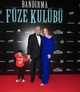 Sinem Öztürk Instagram - Canım annemizin yanımızda olmadığı ilk galamızdı..O bu filmi çok sevmişti..Biricik eşim filmimizi güzel anacığıma ithaf etti..🙏🏻Kalbimizde, aklımızda her anımızda hissediyoruz güzel meleğimi..🤍