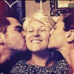 Sinem Öztürk Instagram – Görememek can yakıcı, ama tüm sevgini iliklerime kadar hissediyorum..Işıl ışılsın..Her nefesim seninle dolu, saçlarından ve topuzundan hiç vazgeçmeyen sarışınım..Günümüz kutlu olsun canım anacığım..