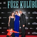 Sinem Öztürk Instagram – Canım annemizin yanımızda olmadığı ilk galamızdı..O bu filmi çok sevmişti..Biricik eşim filmimizi güzel anacığıma ithaf etti..🙏🏻Kalbimizde, aklımızda her anımızda hissediyoruz güzel meleğimi..🤍