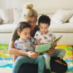 Sinem Öztürk Instagram – Görememek can yakıcı, ama tüm sevgini iliklerime kadar hissediyorum..Işıl ışılsın..Her nefesim seninle dolu, saçlarından ve topuzundan hiç vazgeçmeyen sarışınım..Günümüz kutlu olsun canım anacığım..