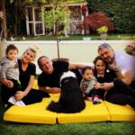 Sinem Öztürk Instagram – Görememek can yakıcı, ama tüm sevgini iliklerime kadar hissediyorum..Işıl ışılsın..Her nefesim seninle dolu, saçlarından ve topuzundan hiç vazgeçmeyen sarışınım..Günümüz kutlu olsun canım anacığım..