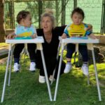 Sinem Öztürk Instagram – Görememek can yakıcı, ama tüm sevgini iliklerime kadar hissediyorum..Işıl ışılsın..Her nefesim seninle dolu, saçlarından ve topuzundan hiç vazgeçmeyen sarışınım..Günümüz kutlu olsun canım anacığım..