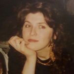 Sinem Öztürk Instagram – Görememek can yakıcı, ama tüm sevgini iliklerime kadar hissediyorum..Işıl ışılsın..Her nefesim seninle dolu, saçlarından ve topuzundan hiç vazgeçmeyen sarışınım..Günümüz kutlu olsun canım anacığım..