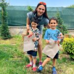 Sinem Öztürk Instagram – Karne günü..İlk günümüz geldi aklıma, oryantasyon için günlerce bahçede beklediğimiz, gözyaşlarından kahkahalara dönüşen alışma dönemi.Zaman su gibi aktı..Ve bugün okulumuzda son günümüz..Emanet ettiğimiz yavrularımızı kalplerindeki sevgi ve sabır , yüzlerindeki kocaman gülümseme ile el üstünde tutan canım @zekeriyakoyakdkids ailesi..Başta @edaozkur olmak üzere tüm öğretmenlerimize, kuru fasulyeyi bile sevdiren Sevgi’mize çok teşekkür ederiz..🤍🫶🏻 İyi ki birlikte çıktık bu yola❤️