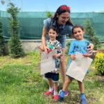 Sinem Öztürk Instagram – Karne günü..İlk günümüz geldi aklıma, oryantasyon için günlerce bahçede beklediğimiz, gözyaşlarından kahkahalara dönüşen alışma dönemi.Zaman su gibi aktı..Ve bugün okulumuzda son günümüz..Emanet ettiğimiz yavrularımızı kalplerindeki sevgi ve sabır , yüzlerindeki kocaman gülümseme ile el üstünde tutan canım @zekeriyakoyakdkids ailesi..Başta @edaozkur olmak üzere tüm öğretmenlerimize, kuru fasulyeyi bile sevdiren Sevgi’mize çok teşekkür ederiz..🤍🫶🏻 İyi ki birlikte çıktık bu yola❤️