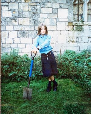 Siobhan Thompson Instagram - Dad’s going through the attic (I’m ten in this picture don’t be weird)