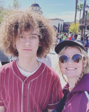 Siobhan Thompson Instagram - Took this teen to Universal and then immediately to the D&D movie premiere in these outfits and zero makeup because I goofed and thought it was tomorrow. Shout out to @adidas for accidentally dressing me, my tracksuit was the talk of the town.
The movie was so fun! A silly goofy romp!