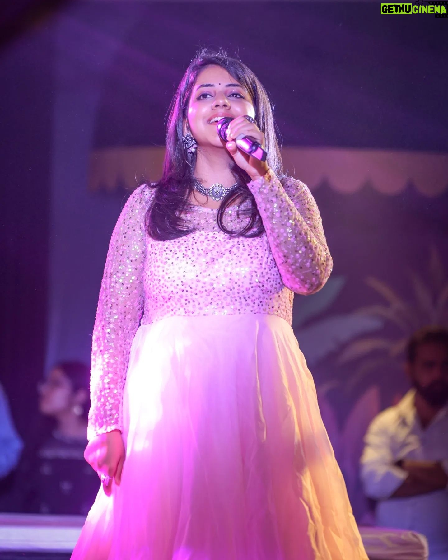 Sireesha Bhagavatula Instagram - The girl with the golden voice : @sireeshabhagavatula šµ Sireesha's rich voice is comforting to the soul, and honey to the ears. . Her range and depth shone bright on stage that night as she enthralled the audience with her performance šļø . Live at @skootroffices š . 10-May-2024