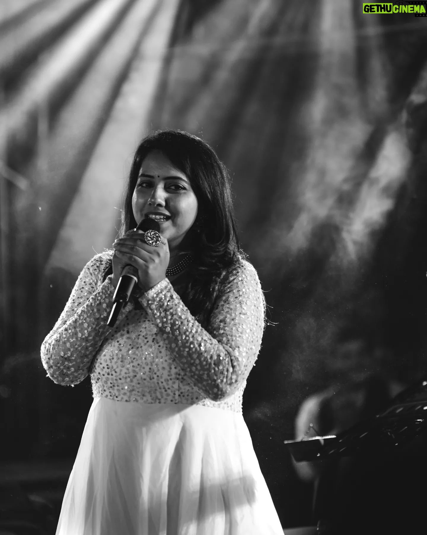 Sireesha Bhagavatula Instagram - The girl with the golden voice : @sireeshabhagavatula šµ Sireesha's rich voice is comforting to the soul, and honey to the ears. . Her range and depth shone bright on stage that night as she enthralled the audience with her performance šļø . Live at @skootroffices š . 10-May-2024