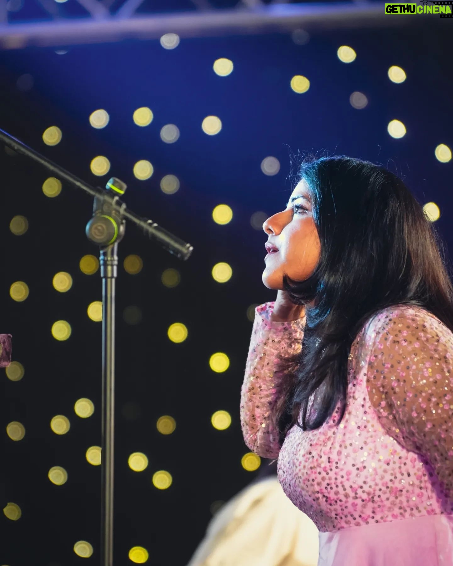Sireesha Bhagavatula Instagram - The girl with the golden voice : @sireeshabhagavatula šµ Sireesha's rich voice is comforting to the soul, and honey to the ears. . Her range and depth shone bright on stage that night as she enthralled the audience with her performance šļø . Live at @skootroffices š . 10-May-2024