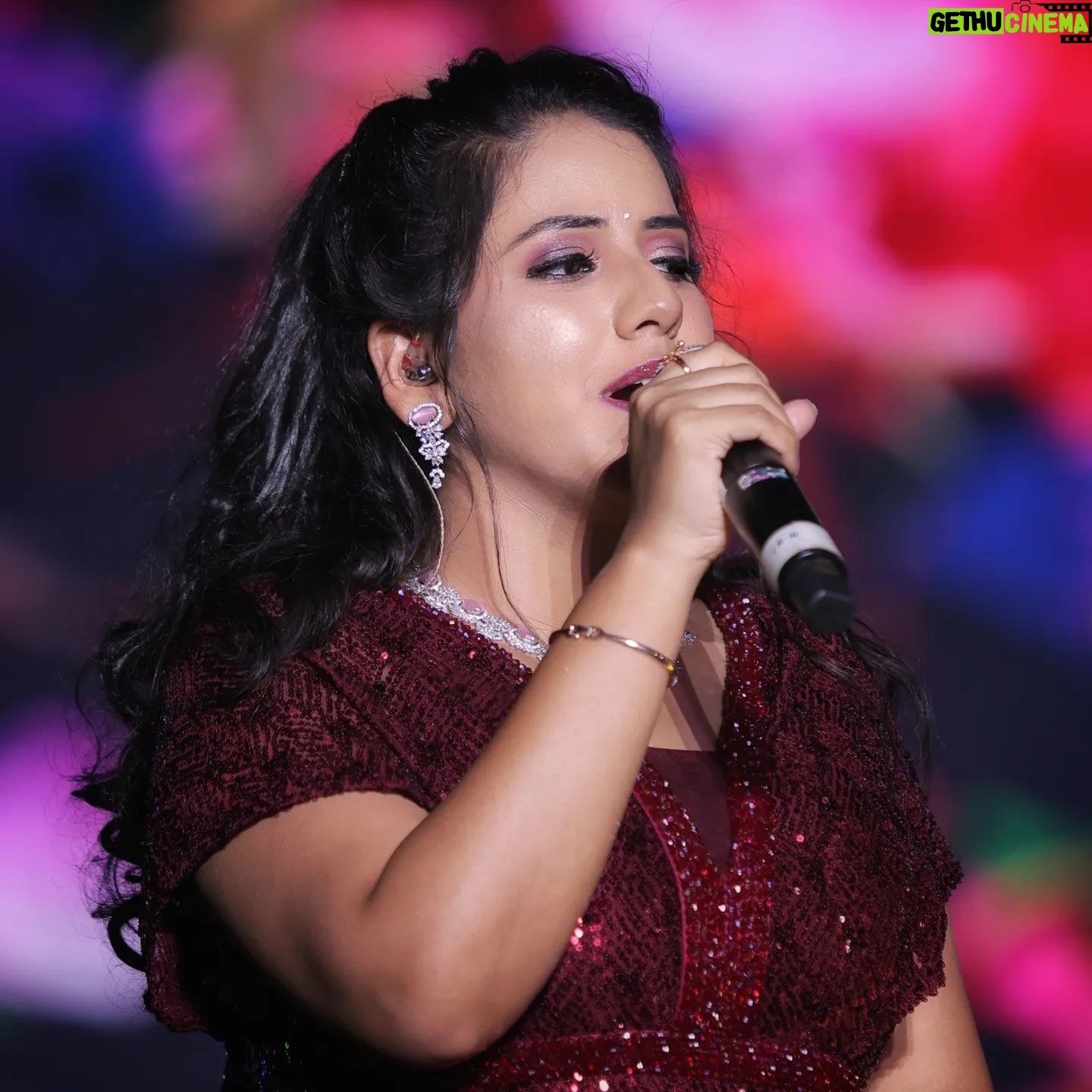 Sireesha Bhagavatula Instagram - SINGER SRIEESHA MAKEOVER DONE BY @HARINI_MUAH ******************** SPECIAL THANKS TO @djkalzz @kalzzs_klickz @avl_protech ********************* THANKS TO @hilltop_photography_ooty ******************** STUNNING CAPTURE BY @anbulla_arun ****************** BRAIDY BUNCH MAKEUP STUDIO ********************* VIJAYANTONY CONCERT ******************* MADURAI **************** #celebritymakeover #supersinger #vijaytv #vijayantonyconcert #salemartist