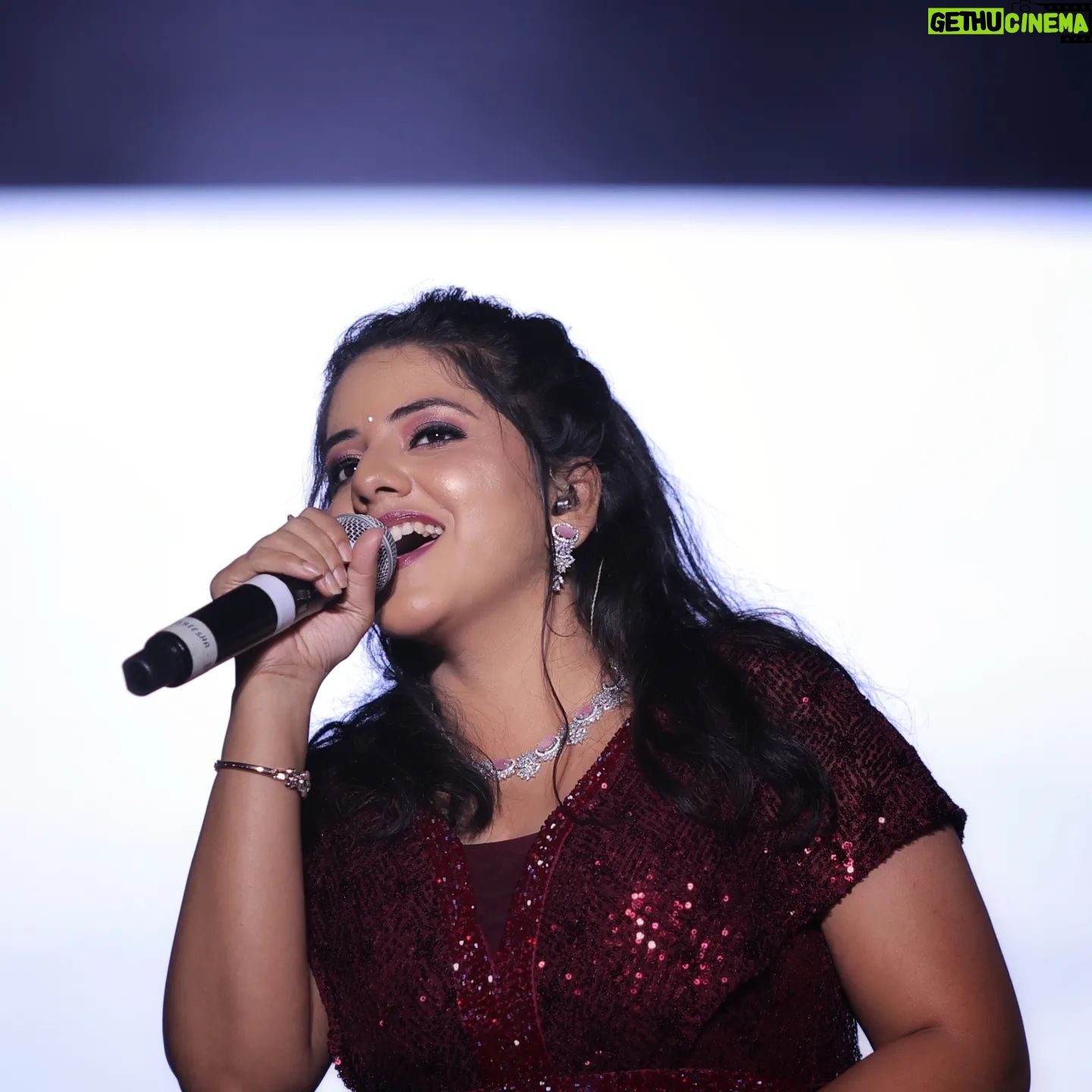 Sireesha Bhagavatula Instagram - SINGER SRIEESHA MAKEOVER DONE BY @HARINI_MUAH ******************** SPECIAL THANKS TO @djkalzz @kalzzs_klickz @avl_protech ********************* THANKS TO @hilltop_photography_ooty ******************** STUNNING CAPTURE BY @anbulla_arun ****************** BRAIDY BUNCH MAKEUP STUDIO ********************* VIJAYANTONY CONCERT ******************* MADURAI **************** #celebritymakeover #supersinger #vijaytv #vijayantonyconcert #salemartist