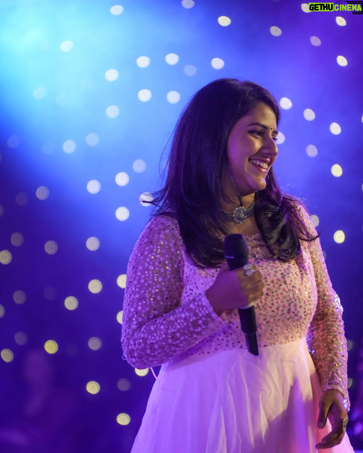 Sireesha Bhagavatula Instagram - The girl with the golden voice : @sireeshabhagavatula šµ Sireesha's rich voice is comforting to the soul, and honey to the ears. . Her range and depth shone bright on stage that night as she enthralled the audience with her performance šļø . Live at @skootroffices š . 10-May-2024