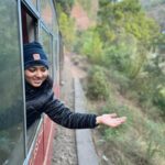 Sireesha Bhagavatula Instagram - 𝐙𝐢𝐧𝐝𝐚𝐠𝐢 𝐍𝐚𝐚 𝐌𝐢𝐥𝐞𝐠𝐢 𝐃𝐨𝐛𝐚𝐫𝐚 2.0 ❄️☃️ . . feat 𝙄𝙣𝙙𝙞𝙖𝙣 𝙄𝙙𝙤𝙡, 𝙈𝘼𝘼 𝙏𝙫 𝙎𝙪𝙥𝙚𝙧 𝙨𝙞𝙣𝙜𝙚𝙧𝙨 𝙈𝙪𝙨𝙞𝙘𝙞𝙖𝙣𝙨 on Shimla - Manali - Kasol Trip 🤩 . . >> Enjoy the fantabulous one of the best TOY train journey in India : Kalka - Shimla Journey (UNESCO heritage site, Guinea’s world records) . . >> Pray to the one of the worlds highest statue on uphill Jakhoo hanuman statute, 108ft height . . >> Enthralled with the adventures of Kufri : Horse ride, Zip line, Burma Bridge, Valley crossing, Off-road Jeep ride… . . >>Evening sunsets from ridge and shopping’s in mall street . . Plan your memorable holidays with @thetrekkersouls . . 𝐓𝐨 𝐁𝐨𝐨𝐤 𝐲𝐨𝐮𝐫 𝐬𝐥𝐨𝐭 𝐃𝐌 𝐮𝐬 (𝐨𝐫) 𝐂𝐨𝐧𝐭𝐚𝐜𝐭 𝐮𝐬 📞8639285745 . . 𝙏𝙧𝙚𝙠𝙠𝙚𝙧 𝙎𝙤𝙪𝙡𝙨 💙 @sireeshabhagavatula @soujanya.singer @pavankumar.rhy @kamakshi_ambatipudi @saikumarkeys @jayanth_drums @somesh.kurella @kavyamutnuru @thetrekkiee999 Follow >> @thetrekkersouls #trekkersoulsoriginals #shimla #manali #kasol #travel #tourism #himachal #pradesh #snow #adventures #trip #friendship #goals #travelphotography #manali_diaries❤️ #trending #celebrities #singers #musicians #travelgram #manikaran