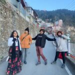 Sireesha Bhagavatula Instagram - 𝐙𝐢𝐧𝐝𝐚𝐠𝐢 𝐍𝐚𝐚 𝐌𝐢𝐥𝐞𝐠𝐢 𝐃𝐨𝐛𝐚𝐫𝐚 2.0 ❄️☃️ . . feat 𝙄𝙣𝙙𝙞𝙖𝙣 𝙄𝙙𝙤𝙡, 𝙈𝘼𝘼 𝙏𝙫 𝙎𝙪𝙥𝙚𝙧 𝙨𝙞𝙣𝙜𝙚𝙧𝙨 𝙈𝙪𝙨𝙞𝙘𝙞𝙖𝙣𝙨 on Shimla - Manali - Kasol Trip 🤩 . . >> Enjoy the fantabulous one of the best TOY train journey in India : Kalka - Shimla Journey (UNESCO heritage site, Guinea’s world records) . . >> Pray to the one of the worlds highest statue on uphill Jakhoo hanuman statute, 108ft height . . >> Enthralled with the adventures of Kufri : Horse ride, Zip line, Burma Bridge, Valley crossing, Off-road Jeep ride… . . >>Evening sunsets from ridge and shopping’s in mall street . . Plan your memorable holidays with @thetrekkersouls . . 𝐓𝐨 𝐁𝐨𝐨𝐤 𝐲𝐨𝐮𝐫 𝐬𝐥𝐨𝐭 𝐃𝐌 𝐮𝐬 (𝐨𝐫) 𝐂𝐨𝐧𝐭𝐚𝐜𝐭 𝐮𝐬 📞8639285745 . . 𝙏𝙧𝙚𝙠𝙠𝙚𝙧 𝙎𝙤𝙪𝙡𝙨 💙 @sireeshabhagavatula @soujanya.singer @pavankumar.rhy @kamakshi_ambatipudi @saikumarkeys @jayanth_drums @somesh.kurella @kavyamutnuru @thetrekkiee999 Follow >> @thetrekkersouls #trekkersoulsoriginals #shimla #manali #kasol #travel #tourism #himachal #pradesh #snow #adventures #trip #friendship #goals #travelphotography #manali_diaries❤️ #trending #celebrities #singers #musicians #travelgram #manikaran