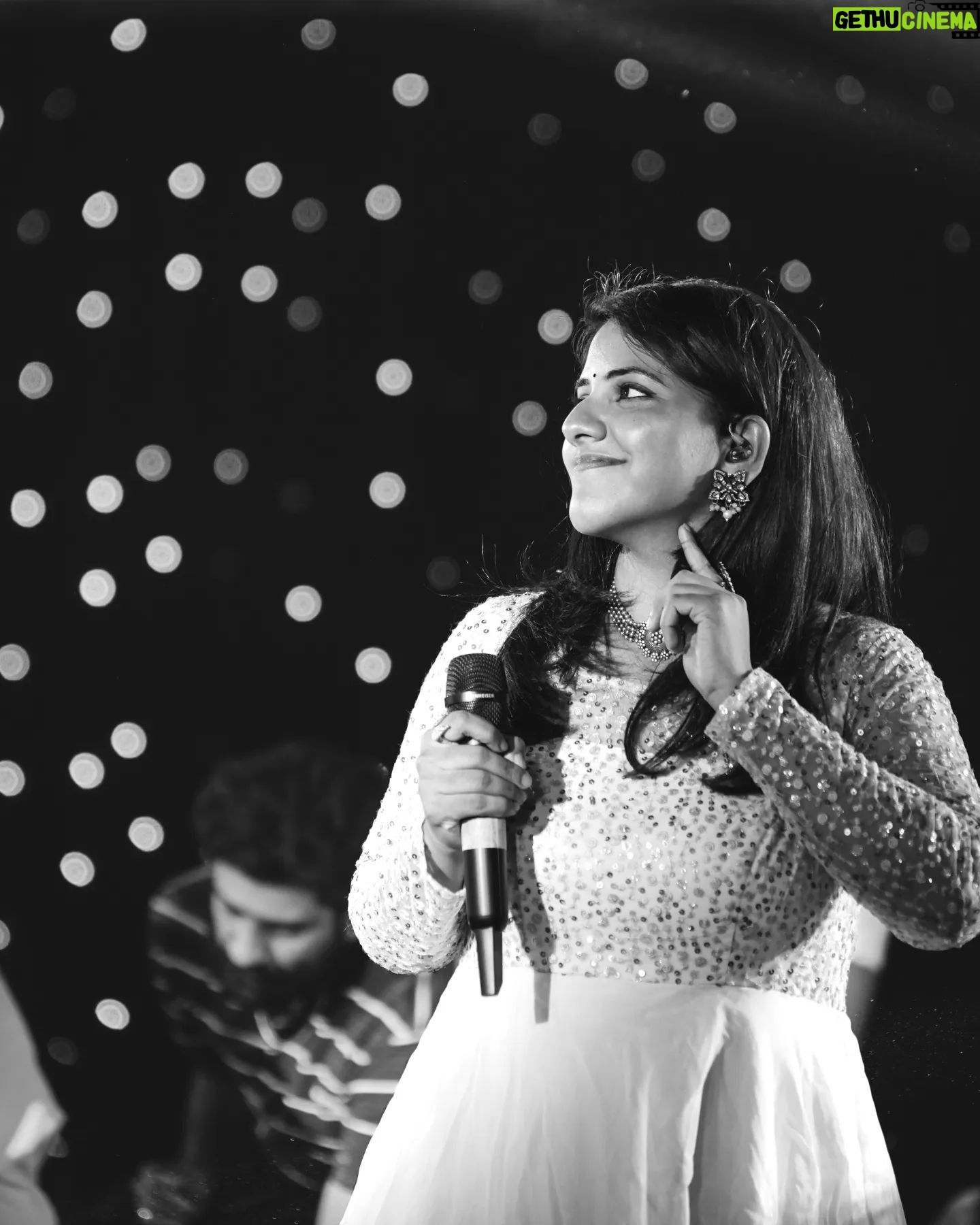 Sireesha Bhagavatula Instagram - The girl with the golden voice : @sireeshabhagavatula šµ Sireesha's rich voice is comforting to the soul, and honey to the ears. . Her range and depth shone bright on stage that night as she enthralled the audience with her performance šļø . Live at @skootroffices š . 10-May-2024