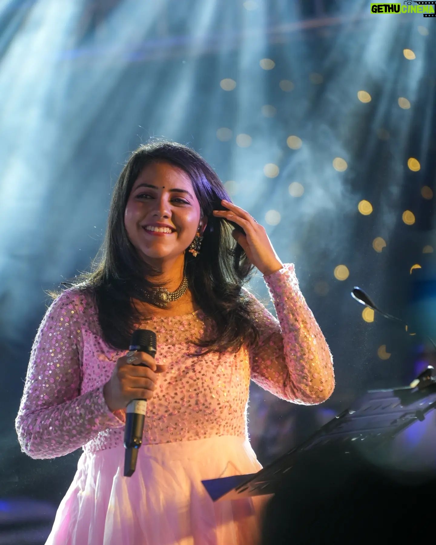 Sireesha Bhagavatula Instagram - The girl with the golden voice : @sireeshabhagavatula šµ Sireesha's rich voice is comforting to the soul, and honey to the ears. . Her range and depth shone bright on stage that night as she enthralled the audience with her performance šļø . Live at @skootroffices š . 10-May-2024
