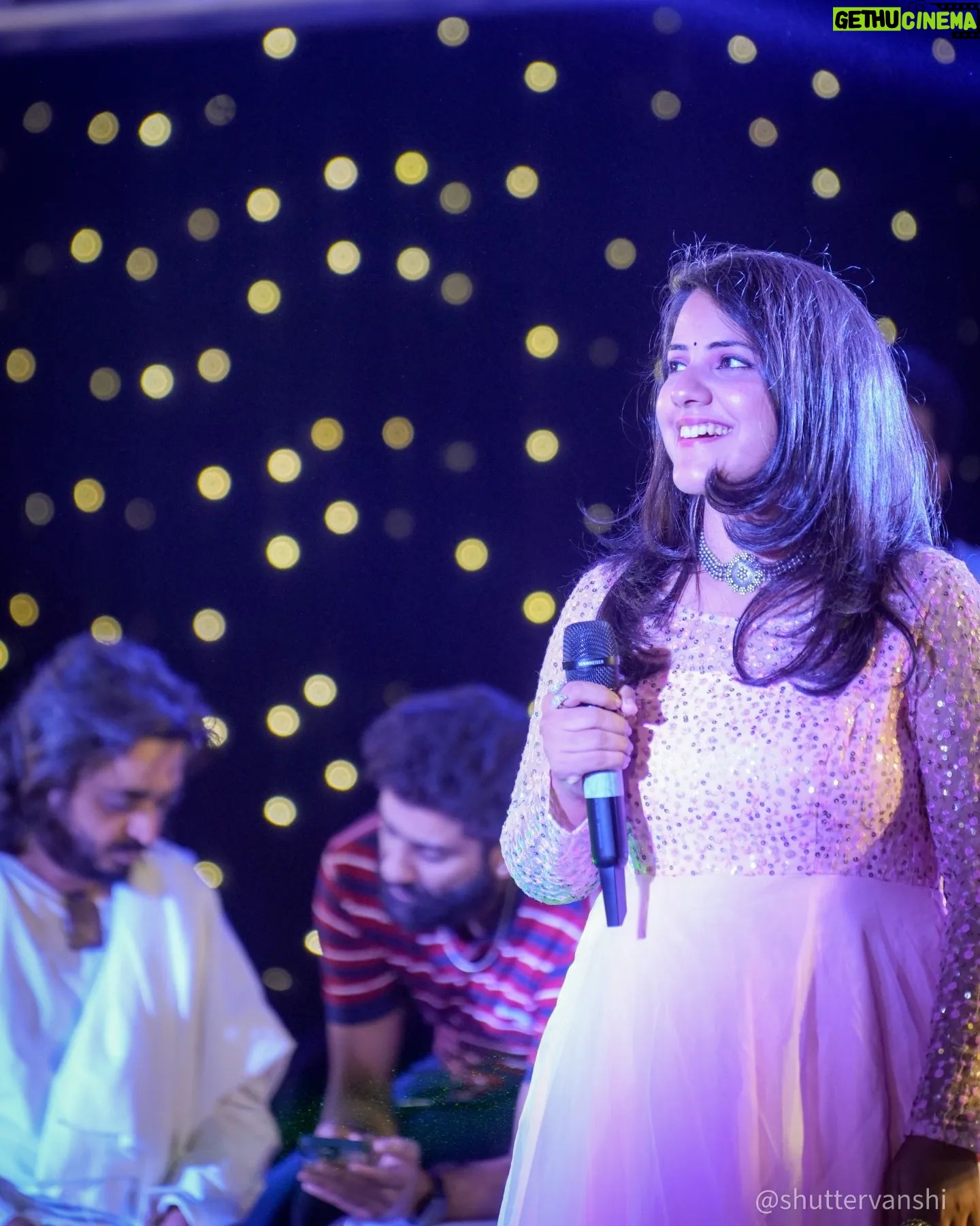Sireesha Bhagavatula Instagram - The girl with the golden voice : @sireeshabhagavatula šµ Sireesha's rich voice is comforting to the soul, and honey to the ears. . Her range and depth shone bright on stage that night as she enthralled the audience with her performance šļø . Live at @skootroffices š . 10-May-2024