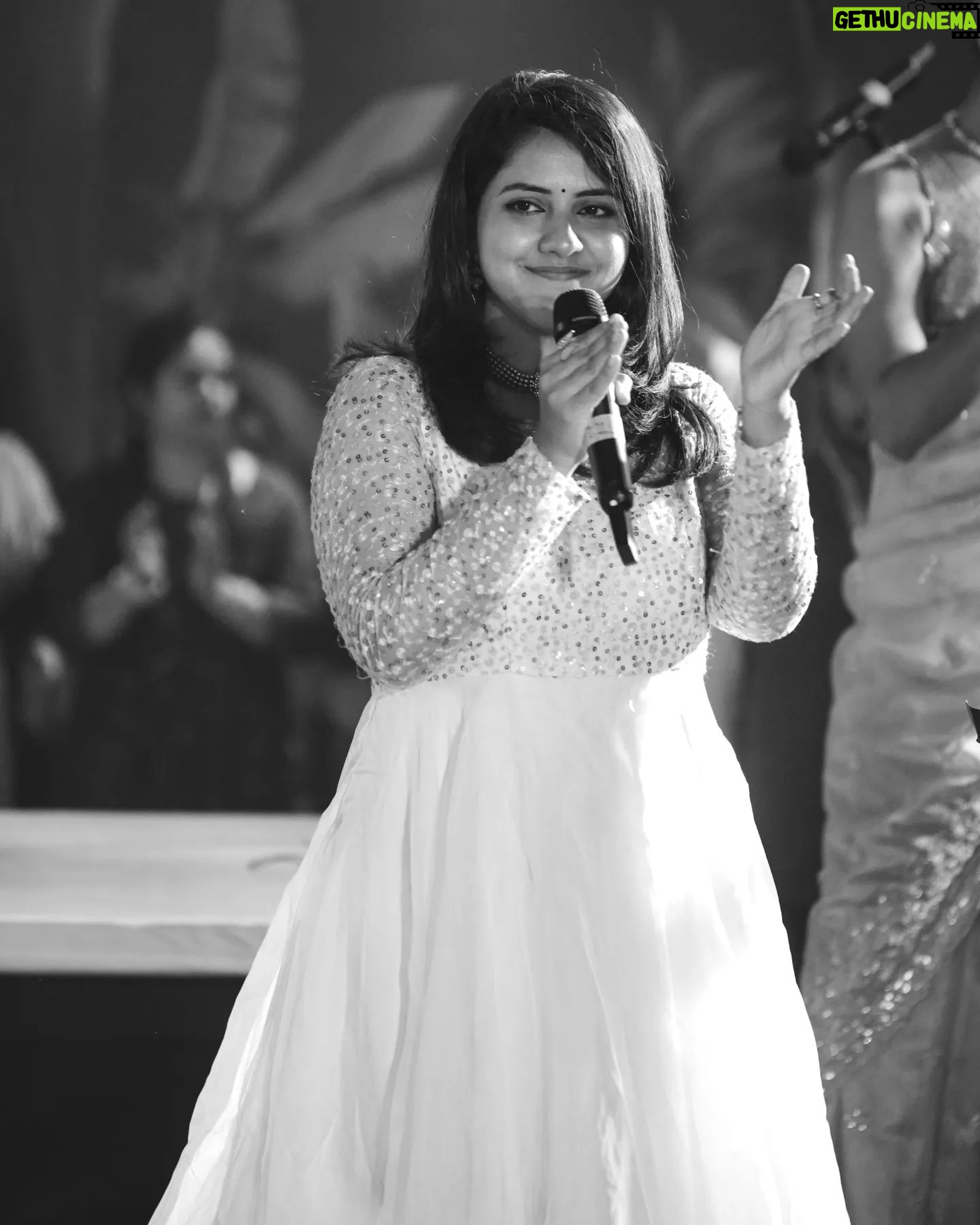 Sireesha Bhagavatula Instagram - The girl with the golden voice : @sireeshabhagavatula šµ Sireesha's rich voice is comforting to the soul, and honey to the ears. . Her range and depth shone bright on stage that night as she enthralled the audience with her performance šļø . Live at @skootroffices š . 10-May-2024
