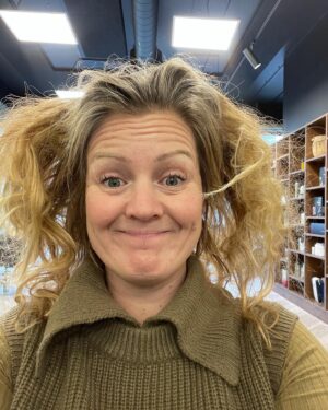 Siri Kristiansen Instagram - Når man nesten gråter på tlf til frisøren…
« jeg får dreds når jeg dusjer» 
Takk venn, frisør og god hjelper @maristubb @studioalfski #studioalffrisører 
#spons