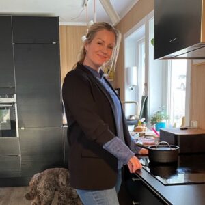 Siri Kristiansen Instagram - Vi har gledet oss til å presentere «Intiri hjelper Siri»! 🤩 Mange kjenner Siri som en talentfull komiker, programleder og radiovert - men hun drømmer faktisk om å bli interiørdesigner 🛋️ Intiri er her for å støtte henne på veien og få serviett-skissene hennes til virkelighet ✏️

#intirihome
