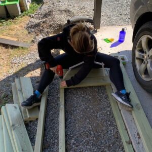Siri Kristiansen Instagram - Vi har gledet oss til å presentere «Intiri hjelper Siri»! 🤩 Mange kjenner Siri som en talentfull komiker, programleder og radiovert - men hun drømmer faktisk om å bli interiørdesigner 🛋️ Intiri er her for å støtte henne på veien og få serviett-skissene hennes til virkelighet ✏️

#intirihome