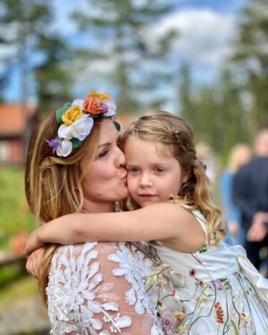 Siri Kristiansen Instagram - Når facebook velger ut høydepunkter fra livet ditt…
1: Eget bryllup. Greit nok!
2: Hinderløype i Kompani. Ser den..
3: Den kvelden jeg møtte mora til Morten Ramm. Skulle vært på første ass.