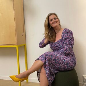 Siri Kristiansen Instagram - Vi har gledet oss til å presentere «Intiri hjelper Siri»! 🤩 Mange kjenner Siri som en talentfull komiker, programleder og radiovert - men hun drømmer faktisk om å bli interiørdesigner 🛋️ Intiri er her for å støtte henne på veien og få serviett-skissene hennes til virkelighet ✏️

#intirihome