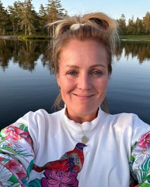 Siri Kristiansen Instagram - Feirer bryllupsdag på best mulig måte uten mannen som er støkk på tog. 90 burpees og bading i ferskvann. 
Lærbryllupsdg høres uansett ikke ut som noe for meg. Neste år er det blomster, da bør man vel få til no😅🍾🍆🫘💉