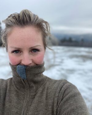 Siri Kristiansen Instagram - Førjul på hytta: to barn, en hund, brønn, snurredass og tusen brikker. Merkelig nok er resultatet zen. Innslag av klikk, men totalt sett zen😎