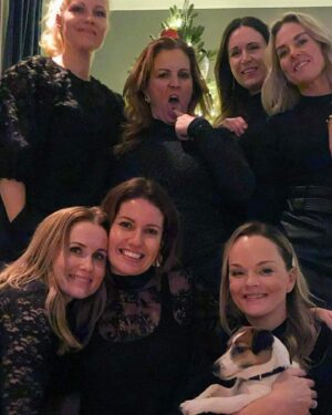 Siri Kristiansen Instagram - Savner å kunne stå tett og herpe pontensielt fine julebord-bilder🥺🥂