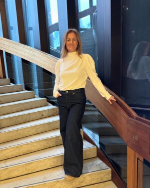 Siri Kristiansen Instagram - 2 runder på konserthuset denne helgen. Det er 2 runder mer enn totalt i livet så langt. (Minus den gangen jeg stod på scenen i underbuksa. Ikke spør) 
Skjerpings! For noen opplevelser for en en som henter 90% av sin kulturelle kapital på Moss Kino! 
Fredag: @didriksollitangen og 007- kveld: 10 av 10
Lørdag: @mewofficial og dansk filharmoni- 10 av 10
.. sistnevnte ble ekstra rørende, da Comforting sounds er «vår sang» @lokforern_1 🩷
.. førstnevnte ekstra rørende, da 007 var «våre filmer» pappa.