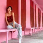 Sisley Choi Instagram – 🎟️❣️
我媽想當年的小背心 現穿在我身 :)